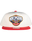 Mitchell & Ness New Orleans Pelicans Snapback - Cream / Red